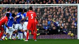 Tendangan bebas Luis Suarez menjebol gawang Everton pada pertandingan sepak bola Liga Inggris antara Everton melawan Liverpool di Goodison Park, Liverpool, Sabtu (23/11/2013). (AFP/Paul Ellis)