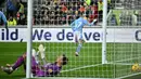 Pemain Manchester City, Phil Foden, mencetak gol ke gawang Brentford pada laga Liga Inggris di Stadion Gtech Community, Selasa (6/2/2024). Tambahan tiga poin ini mendorong posisi Man City ke peringkat dua klasemen Liga Inggris sementara dengan 49 poin dari 22 pertandingan. (AFP/Ben Stansall)