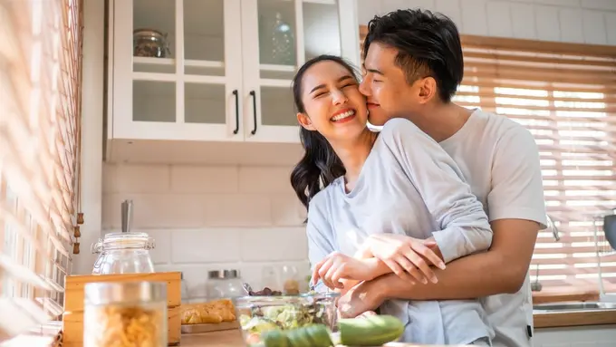 couple bahagia menikah memasak