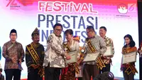 Ketua DPD RI Oesman Sapta Odang memberikan penghargaan kepada salah satu ikon prestasi Indonesia dalam Festival Prestasi Indonesia yang diselenggarakan oleh UKP-Pancasila di Jakarta Convention Center, Senin (21/8). (Liputan6.com/Johan Tallo)