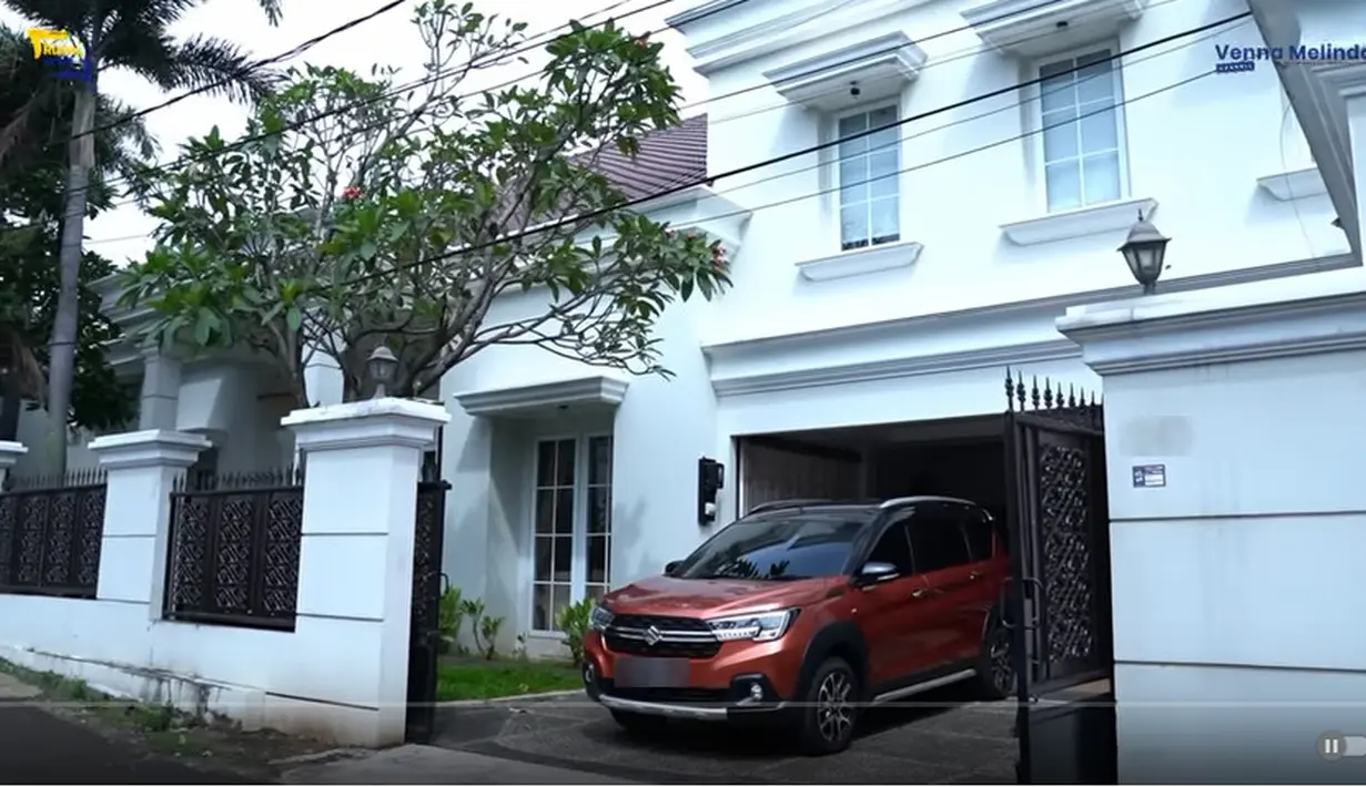Rumah dua lantai tampak megah dengan dominasi cat putih. Pagar putrih juga tampak kokoh sebagai pembatas antara rumah dan jalan.  Itulah beberapa potret rumah Diah Permatasari dan Anton yang ditempati bersama dua anaknya. [Instagram/Venna Melinda Channel]