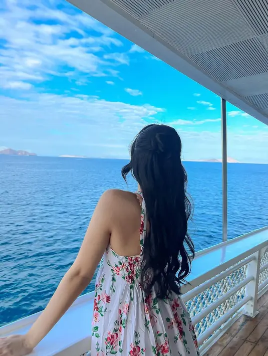 Gracia mengenakan dress cantik sebagai outfit liburan. Busananya memancarkan aura sweet, cantik dan anggun. [Instagram.com/jkr48gracia]