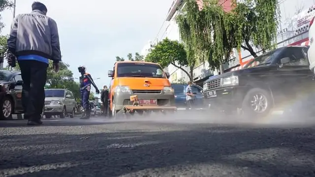 Tri Rismaharini Terjun Langsung, Ini 7 Potret Penyemprotan Desinfektan di Surabaya