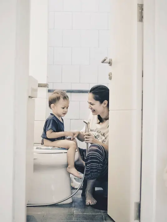 Selain itu, Sabai Morscheck juga tak jaim saat sedang mengasuh buah hatinya. Pantas jika ia kerap mendapatkan berbagai pujian dari warganet. (Foto: instagram.com/ringgoagus)