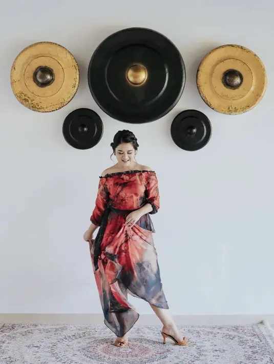 Dress merah tersebut semakin indah dipadukan dengan heels warna mustrad dari Jasmine Elizabeth. @garyevan