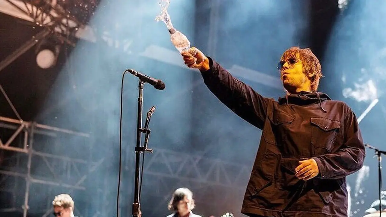 Gaya Liam Gallagher saat Di Atas Panggung, Curi Perhatian