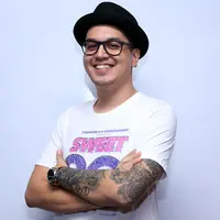 Menjadi aktor memang memiliki kesibukan yang sangat luar biasa, bahkan terkadang harus tetap bekerja di saat liburan. Hal ini sering terjadi pada Kevin Julio yang memang sejak lama sudah bergelut di industri hiburan. (Nurwahyunan/Bintang.com)
