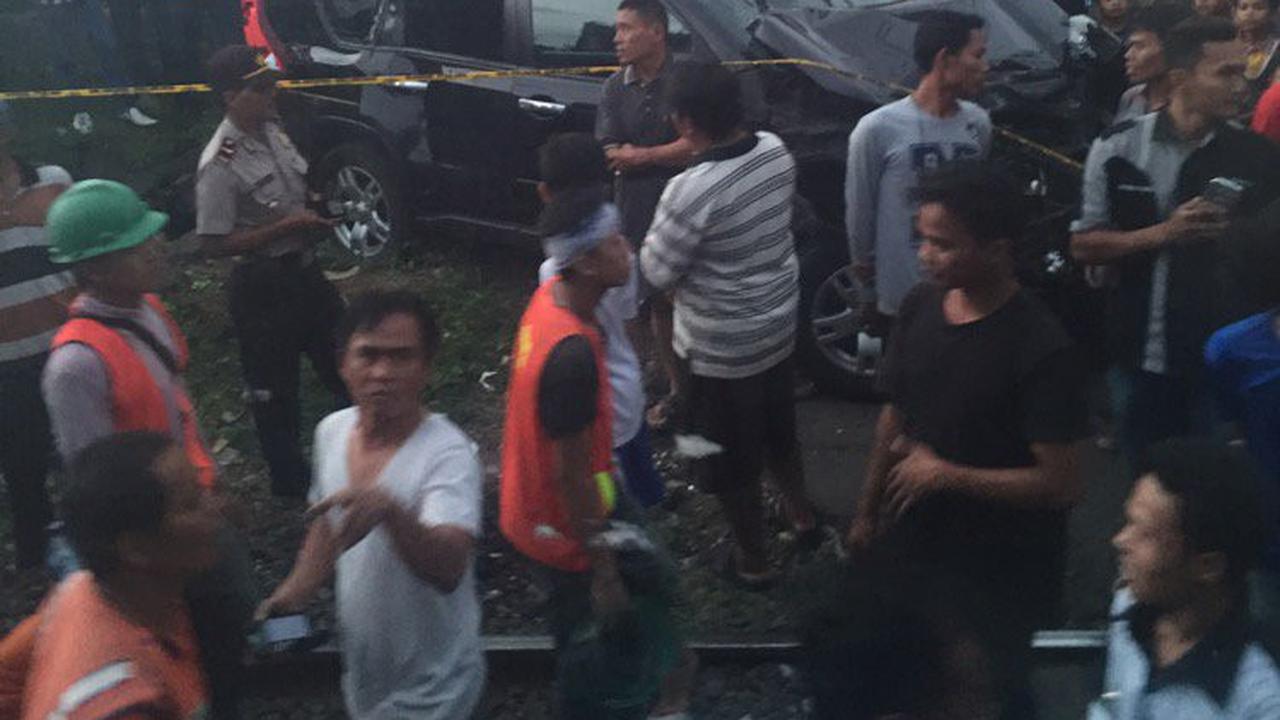 mobil tertabrak 