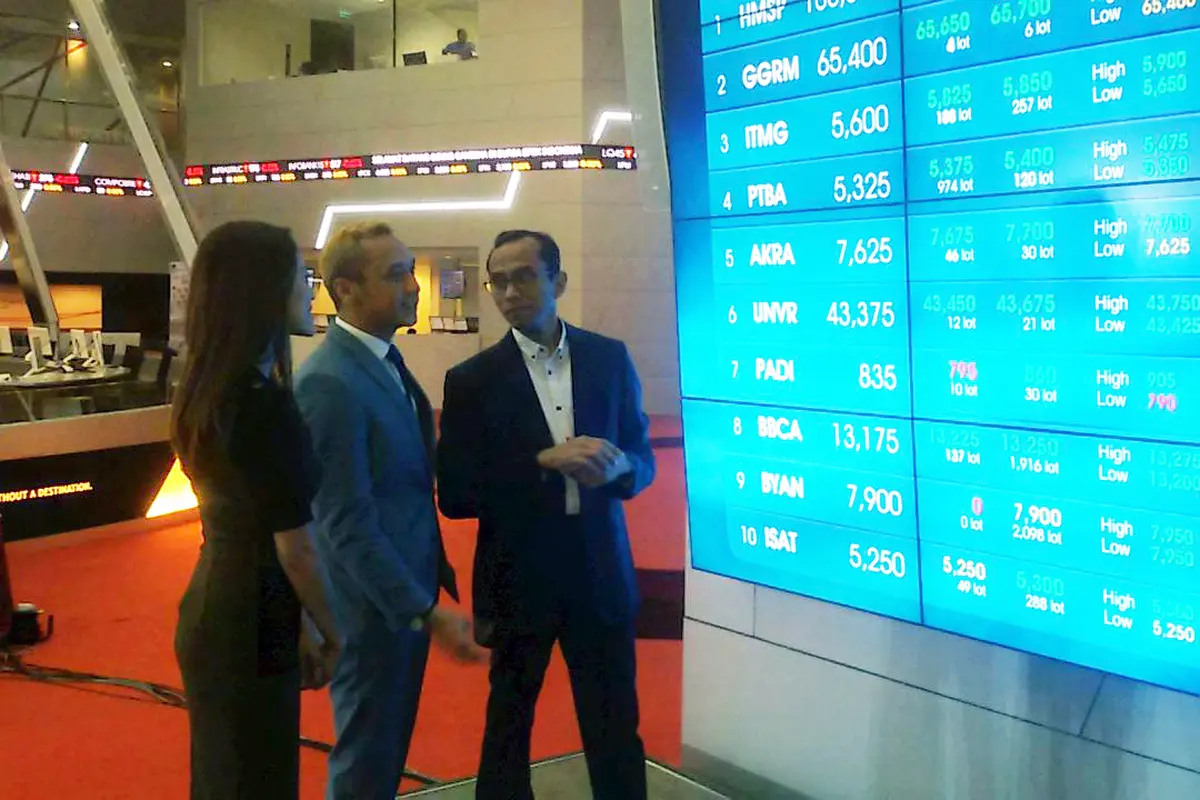  Giring Nidji membuka perdagangan saham di Bursa Efek Indonesia (BEI) pada Selasa (23/2/2016).