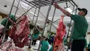 Panitia memotong-motong daging hewan kurban di Masjid Sunda Kelapa, Jakarta, Senin (12/9). Pengurus masjid memutuskan daging hewan kurban akan dibagikan melalui yayasan, musala atau masjid terdekat. (Liputan6.com/Helmi Afandi)