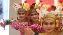 Gerakan menari ini diselenggarakan Galeri Indonesia Kaya bersama Bakti Budaya Djarum Foudation yang bertajuk 'Indonesia Menari', Jakarta, Minggu (23/11/2014). (Liputan6.com/Herman Zakharia)
