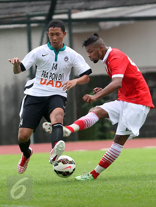 Pemain Persija, Patrick Da Silva (kanan) berebut bola dengan pemain Prapon DIY pada laga ujicoba di Stadion UNY, Rabu (9/3/2016). Laga ujicoba dilakukan Persija sebagai persiapan menghadapi turnamen  Piala Bhayangkara 2016. (Liputan6.com/Boy Harjanto)