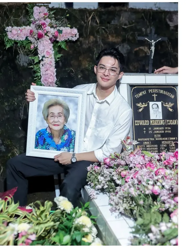 6 Potret Haru Rey Mbayang Pulang ke Manado Antar Kepergian Nenek Tercinta