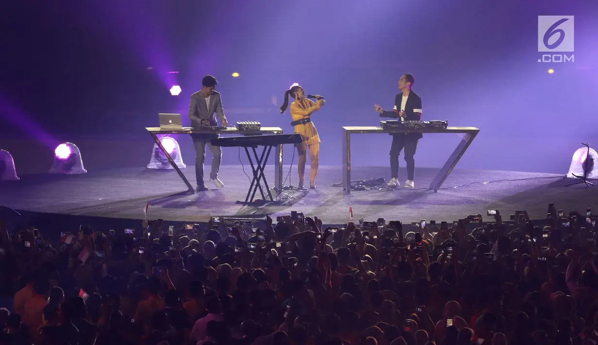 Penampilan Siti Badriah pada Upacara Penutupan Asian Games ke-18 Tahun 2018 di Stadion Utama GBK, Senayan, Jakarta, Minggu (2/9). Duet DJ Jevin Julian dan Wingky Wiryawan menyuntikkan energi baru ke lagu " Lagi Syantik". (Liputan6.com/Helmi Fithriansyah)