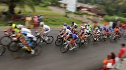 Para pebalap saat beraksi di Etape 8 Tour de Singkarak 2015 dari Simpang Ampek, Pasaman Barat menuju Lawang Park, Kabupaten Agam, Sabtu (10/10/2015). (Bola.com/Arief Bagus)