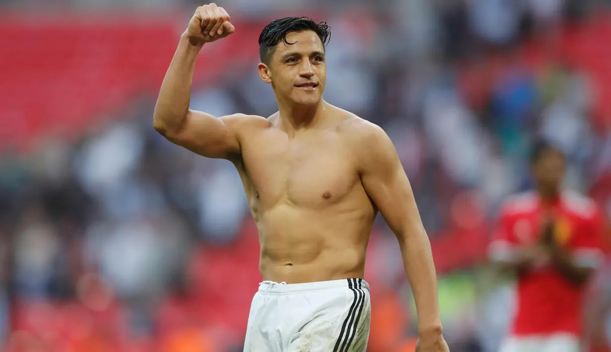 Penyerang Manchester United, Alexis Sanchez merayakan kemenangan timnya usai pertandingan melawan Tottenham Hotspur pada semifinal Piala FA di stadion Wembley di London, (21/4). MU menang 2-1 atas Tottenham. (AP Photo/Frank Augstein)