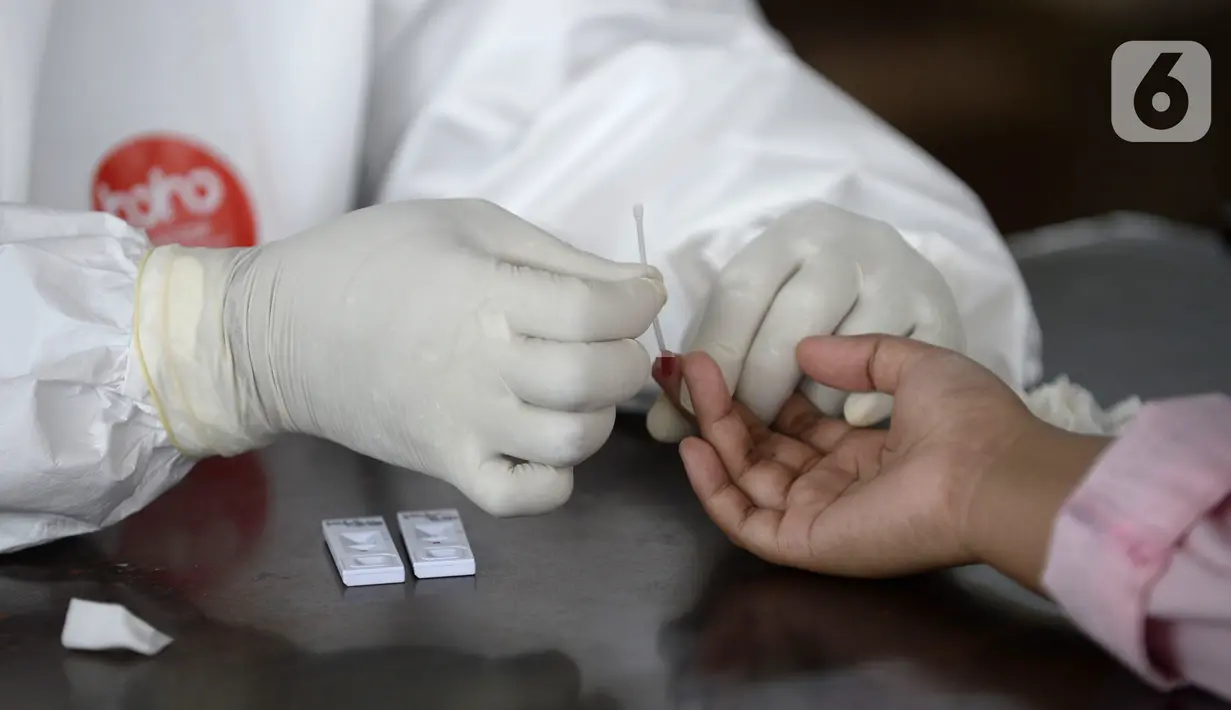 Petugas medis mengambil sampel darah saat screening test virus corona COVID-19 di Pasar Modern BSD, Tangerang Selatan, Banten, Selasa (21/4/2020). Screening test pendeteksi dini tersebut dilakukan di 12 lokasi di Tangerang Selatan untuk menanggulangi COVID-19. (merdeka.com/Dwi Narwoko)
