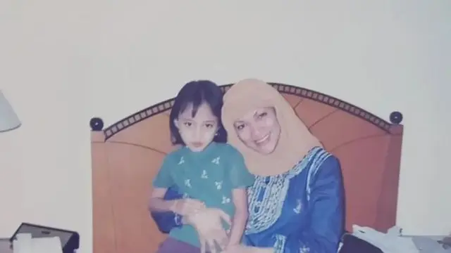 6 Momen Kedekatan Mendiang Dorce dan Fatimah Anak Angkat dari Kecil Hingga Dewasa