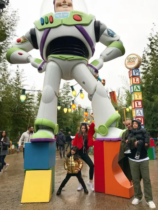 "Enggak pernah jadi masalah. Karena aku orangnya enggak pernah cemburuan atau mungkin aku terlalu pede (lebih cantik), jadi enggak cemburu," kata Nia Ramadhani sembari tertawa. (Instagram/ramadhaniabakrie)