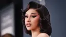 Cardi melengkapi tampilannya dengan anting hoop bertumpuk berwarna perak, dan beberapa cincin berlian besar.  [@iamcardib].