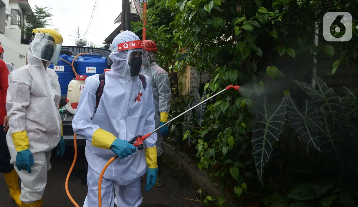 Petugas PMI menyemprotkan cairan disinfektan di Perumahan Ori Pondok Bambu, Jakarta, Kamis (10/2/2022). Penyemprotan ini dilakukan pada lingkungan perumahan sebagai upaya untuk menekan angka penyebaran Virus Covid-19 varian Omicron yang terus meningkat. (merdeka.com/Imam Buhori)
