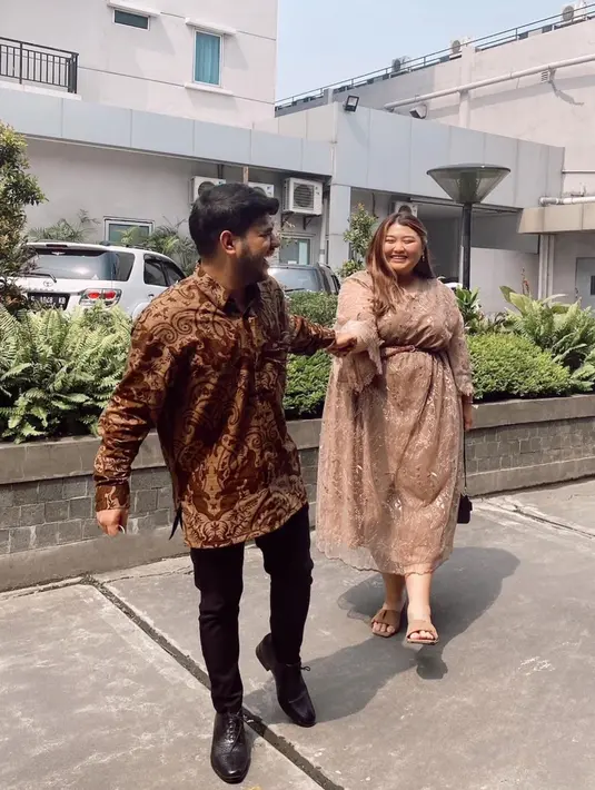 Keduanya akrab disapa Fadil dan Rissa. Sebelum memiliki jutaan pengikut di Instagram, Fadil dan Rissa pernah membuat video Youtube bersama dua sahabat lainnya, Sandra dan Nina yang tergabung dalam grup Samsolese. (Instagram/@clarissaputri_)