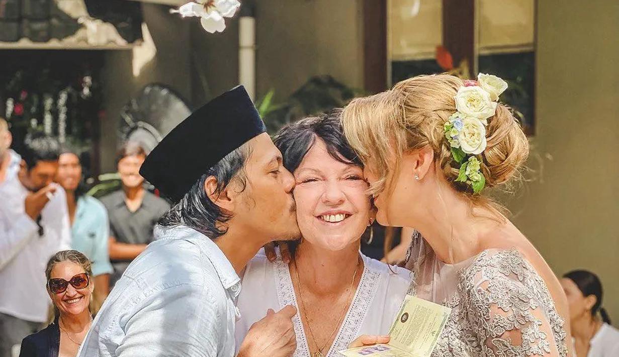 Momen bahagia Mayky Wongkar dan Ally usai menjalani ijab kabul. Keduanya pun memberikan kecupan kepada ibunda Ally. (Foto: Instagram/@mayk_wongkar)