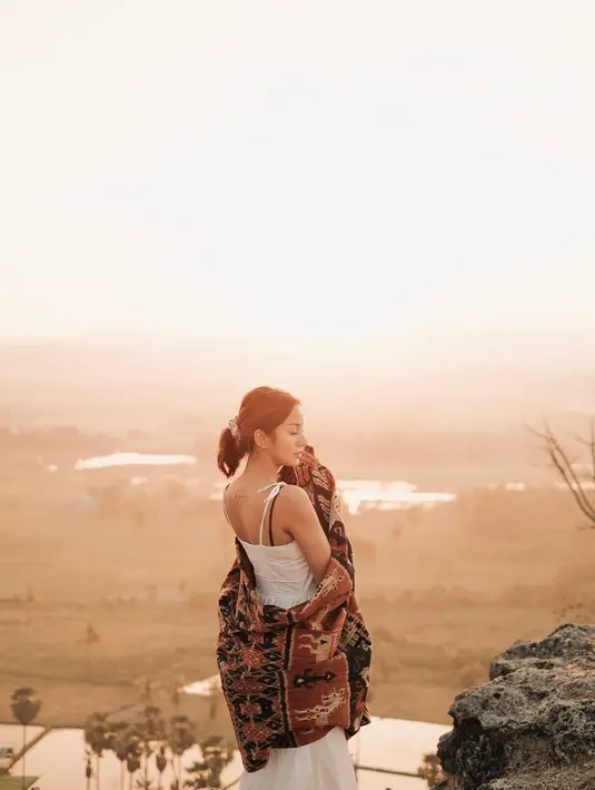 Ia juga menuliskan di Instargam bahwa merasa bangga karena diberi kesempatan memakai kain tenun Sumba yang dibuat bisa 6 bulan sampai 7 tahun. (Liputan6.com/IG/@kiranalarasati)