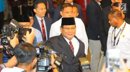 Capres nomor urut 02 Prabowo Subianto saat tiba di lokasi debat keempat Pilpres 2019 yang diselenggarakan KPU di Hotel Shangri-La, Jakarta, Sabtu (30/3). Debat kali ini mengangkat tema tentang ideologi, pemerintahan, pertahanan dan keamanan, serta hubungan internasional. (Liputan6.com/JohanTallo)