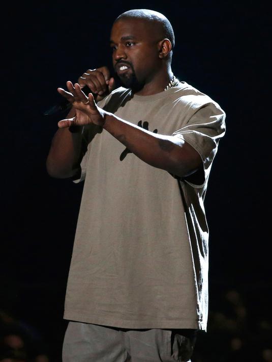 Penyanyi rap Kanye West saat berada di ajang penghargaan MTV Video Music Awards 2015, Los Angeles, Minggu (30/8). Pada kesempatan itu, suami dari Kim Kardashian tersebut memastikan diri bakal menjadi calon presiden AS tahun 2020.(REUTERS/Mario Anzuoni)