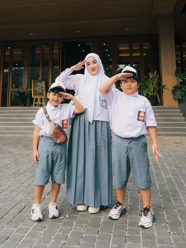 Potret Ririe Fairus dengan Kedua Anak Laki-lakinya (Sumber: Instagram/@ririe_fairus)