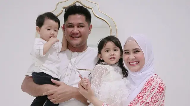 7 Potret Anak Ryana Dea Pakai Baju Kembar, Bikin Gemas