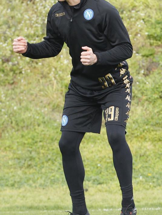 Namun masa lalu yang dimiliki pemain jangkung tersebut ternyata cukup kelam. Berbagai tindakan kriminal acap kali dilakukan. Sepak bola membuatnya menjadi sosok yang kalem dan jauh lebih baik. (AFP/Carlo Herman)