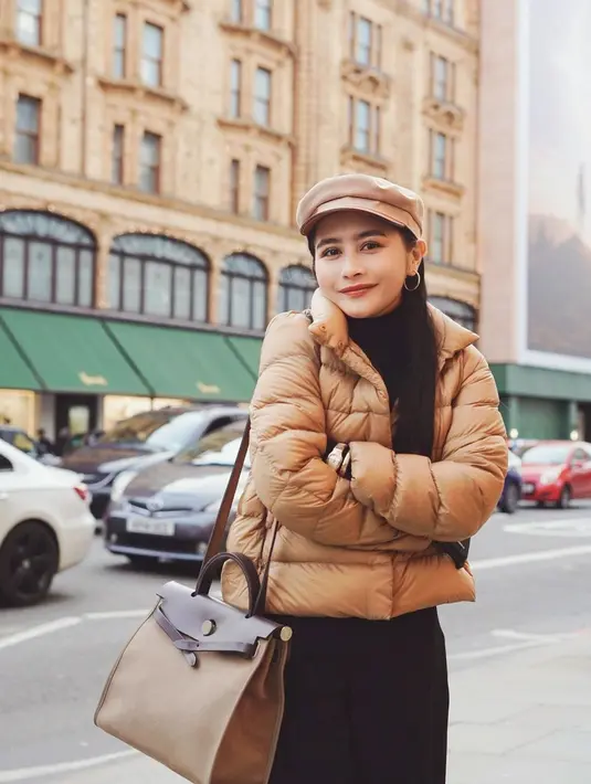 Jaket padding nggak kalah menarik dipadukan dengan topi beret. Sebagai pemanis, tambahkan anting hoop seperti potret gaya Prilly satu ini.  [@prillylatuconsina96]