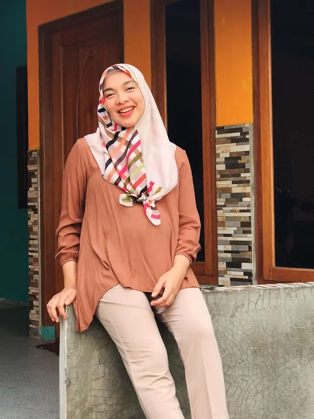 Tetap Aktif di Lokasi Syuting, Ini 6 Potret Cantik Tika Bravani Pamer Baby Bump
