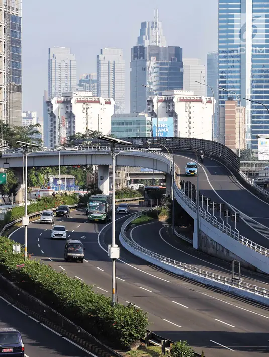 Sejumlah kendaraan melintas di ruas Tol Dalam Kota, Jalan Gatot Subroto, Jakarta, Senin (18/6). H+4 Lebaran,  ruas Tol Dalam Kota terpantau lengang karena masih ditinggal mudik warga Jakarta. (Liputan6.com/Faizal Fanani)