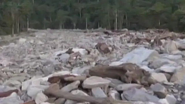 Terbawa Banjir, Batu-batu Merusak Tanggul di Wasior