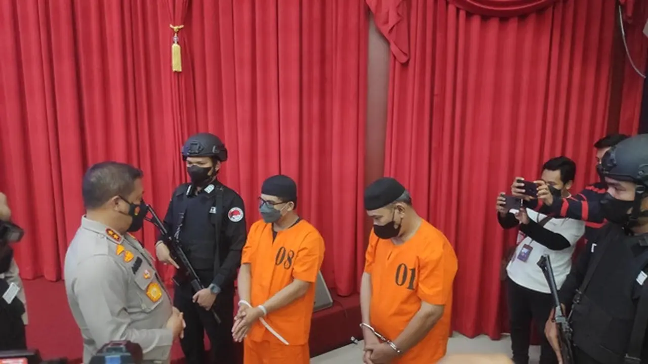 Kapolda Riau Irjen Agung Setya berbincang dengan anggota keluarga Debus, tersangka peredaran narkoba internasional di Riau.