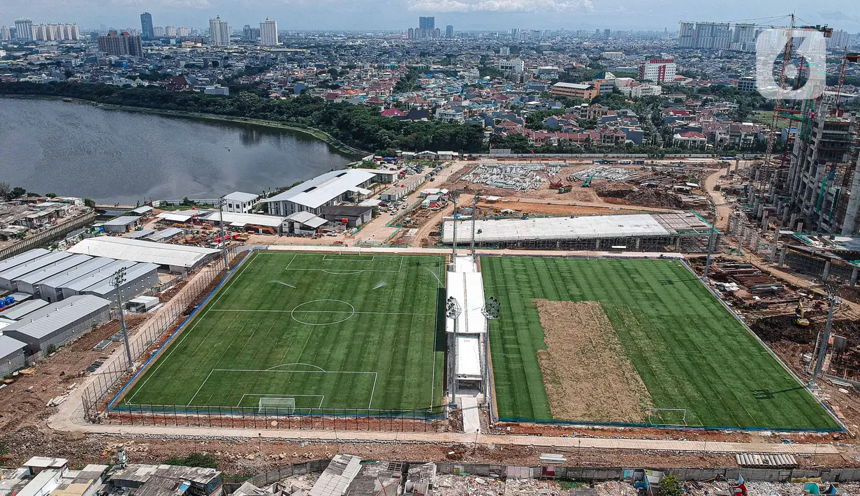 Foto dari udara menunjukkan lapangan latih Jakarta International Stadium (JIS), Jakarta, Senin (28/12/2020). JIS direncanakan mempunyai lapangan utama yang dapat menampung penonton hingga 82 ribu dengan fasilitas berstandar internasional. (Liputan6.com/Faizal Fanani)