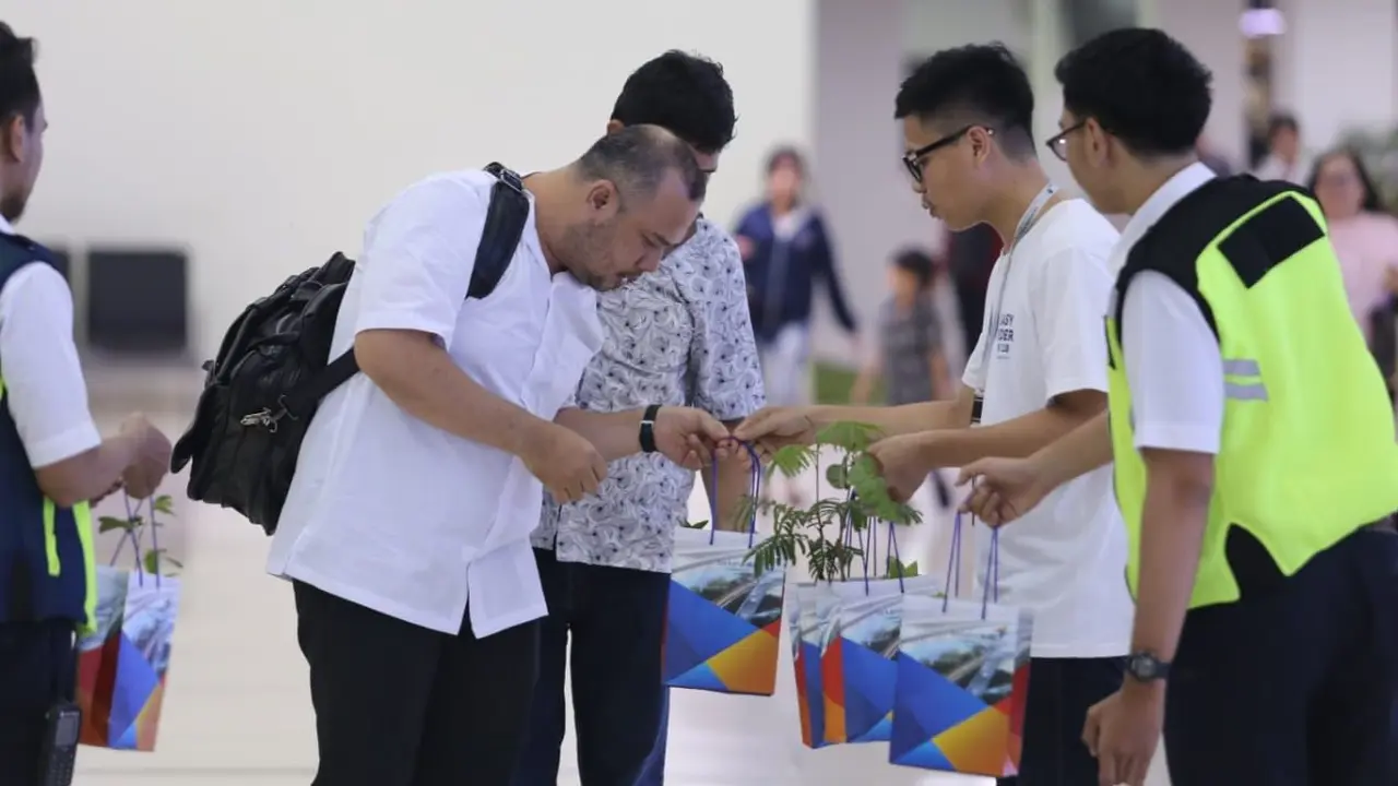 Ribuan penumpang di Terminal 1,2 dan 3 Bandara Internasional Soekarno Hatta Tangerang, dapatkan bibit pohon gratis, Kamis (10/1/2019).