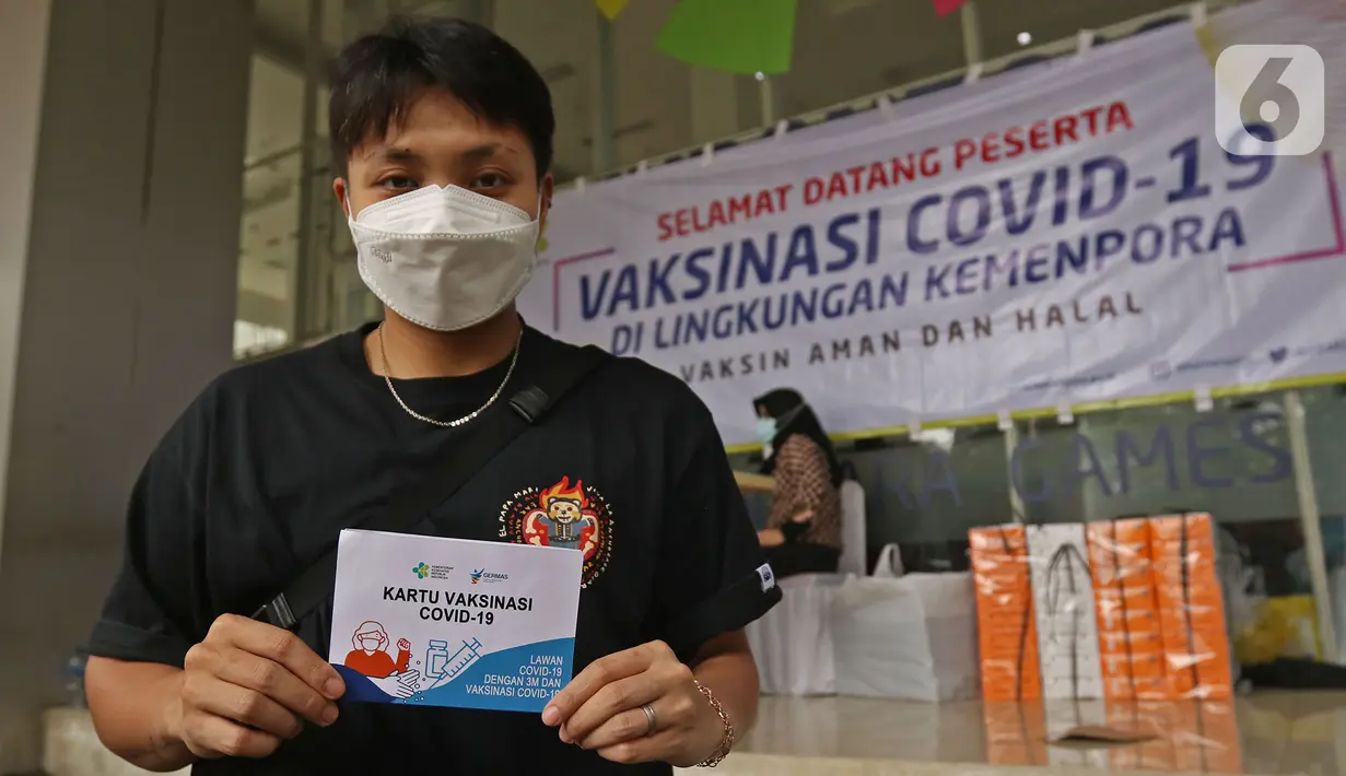 Atlet Bulutangkis Apriyani Rahayu menunjukkan kartu vaksin di Rumah Sakit Olahraga Nasional, Jakarta, Jumat (12/3/2021). Kemenpora bersama Kemenkes melakukan vaksinasi COVID-19 dosis ke-2 kepada insan olah raga nasional dengan menyasar 820 orang secara bertahap. (Liputan6.com/Herman Zakharia)