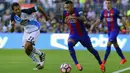 Striker Barcelona, Neymar, berusaha melewati gelandang Deportivo, Celso Borges Mora, pada laga La Liga di Stadion Nou Camp, Barcelona, Sabtu (15/10/2016). Barcelona menang 4-0 atas Deportivo. (AFP/Lluis Gene