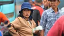 Penjual jasa penukaran uang saat menunggu warga yang akan menukarkan uang pecahan kecil di Terminal Bus Pulogadung, Jakarta, Jumat (10/7/2015). BI mengaku terus mewaspadai maraknya peredaran uang palsu menjelang Idul Fitri. (Liputan6.com/Herman Zakharia)