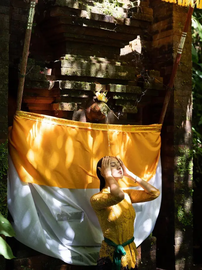 8 Gaya Anya Geraldine Berkebaya Kuning saat Jalani Ritual Melukat di Bali