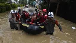 Luapan Cikeas dan Cileungsi menyebabkan banjir dengan ketinggian mencapai empat meter di Perumahan Vila Nusa Indah 3, Kabupaten Bogor, Jawa Barat. (merdeka.com/Arie Basuki)
