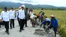 Presiden Jokowi berinteraksi dengan pekerja saat meninjua irigasi di Desa Waimital, Kecamatan Kairatu, Kabupaten Seram Bagian Barat (14/2). (Liputan6.com/Pool/Biro Pers Setpres)