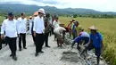 Presiden Jokowi berinteraksi dengan pekerja saat meninjua irigasi di Desa Waimital, Kecamatan Kairatu, Kabupaten Seram Bagian Barat (14/2). (Liputan6.com/Pool/Biro Pers Setpres)