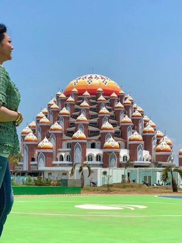 Bella Saphira foto dengan pemandangan indah Masjid 99 Kubah di Makassar, Sulawesi Selatan (Dok.Instagram/@bellasaphiraofficial/https://www.instagram.com/p/B4ZQzPYHhHr/Komarudin)