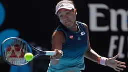 Petenis Jepang, Naomi Osaka mengembalikan bola ke arah petenis Ukraina, Elina Svitolina pada perempat final Australia Terbuka 2019 di Melbourne, Rabu (23/1). Naomi Osaka sukses mengalahkan Elina Svitolina dengan skor 6-4, 6-1. (AP/Mark Schiefelbein)