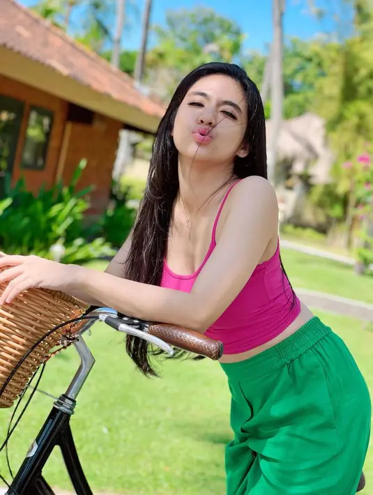 <p>Punya paras cantik, sosok DJ Una yang juga seksi, gak salah kalau wanita 34 tahun ini punya banyak penggemar, khususnya dari kaum adam. (FOTO: instagram.com/putriuna)</p>